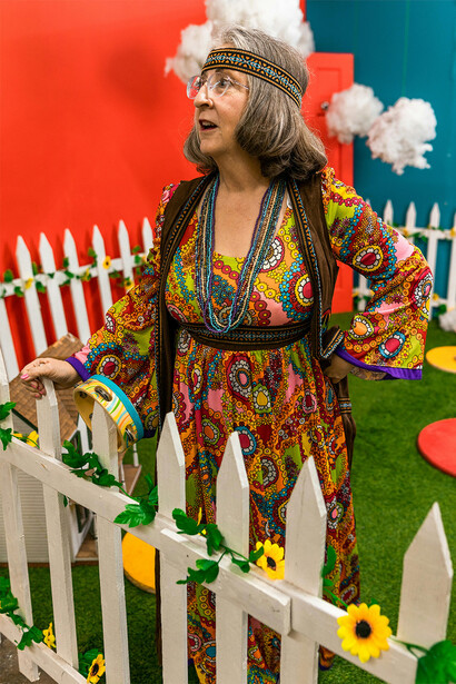 Moda hippie. O estilo hippie influenciou não apenas a moda da época, mas também estabeleceu uma estética duradoura associada à liberdade e à espiritualidade
