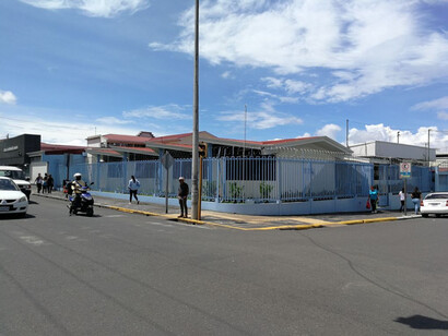 Jardín de niños de la Escuela Jesús Jiménez en Cartago, una cuadra al oeste de la Plaza Mayor (cruce de avenida 2 y calle 4). En esta esquina se ubicaba la casa de don José Nicolás de Oreamuno Sancho y doña María Josefa del Campo, los primeros patrones de la Carazito en Cartago, hacia el año 1815. En esta misma esquina estuvo la casa de don Bernardino Peralta Alvarado, el abuelo de don José Joaquín Peralta Esquivel. Foto: Sergio Orozco Abarca. 2024