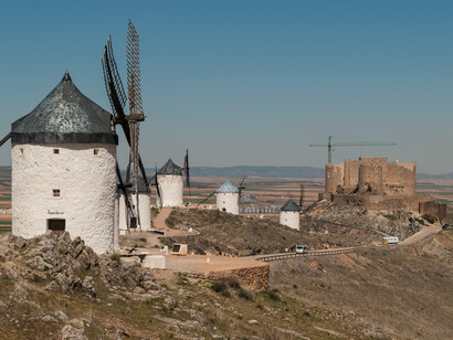 Su principal sector económico es la agricultura. El castillo y los molinos de viento son los monumentos más importantes de Consuegra que se encuentra a 60 km de Toledo, Castilla—La Mancha, España
