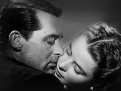 Ci si ascolta nel silenzio dell'incontro di labbra che profumano di un odore che ha un solo nome: Amore