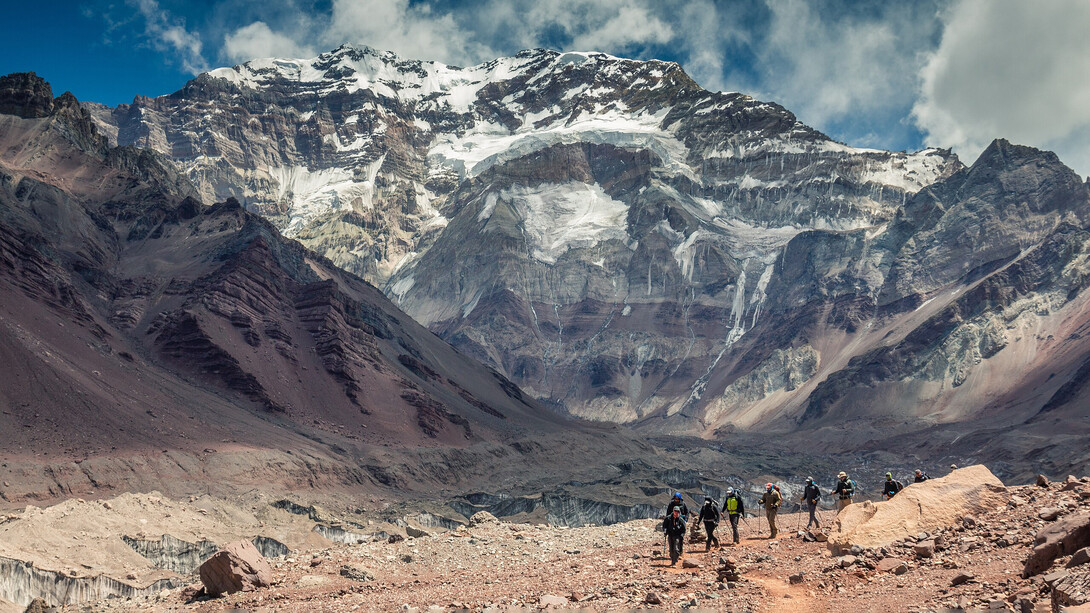 La cordillera de los Andes, una impresionante cadena montañosa, atraviesa el continente y ofrece oportunidades para experiencias únicas en la naturaleza