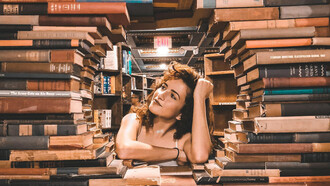 Colección de libros de varios títulos dispuesta en círculo