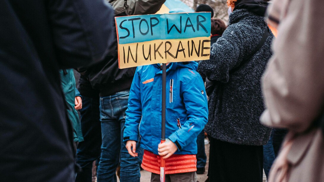 Ein Kind, das gegen den Krieg in der Ukraine protestiert