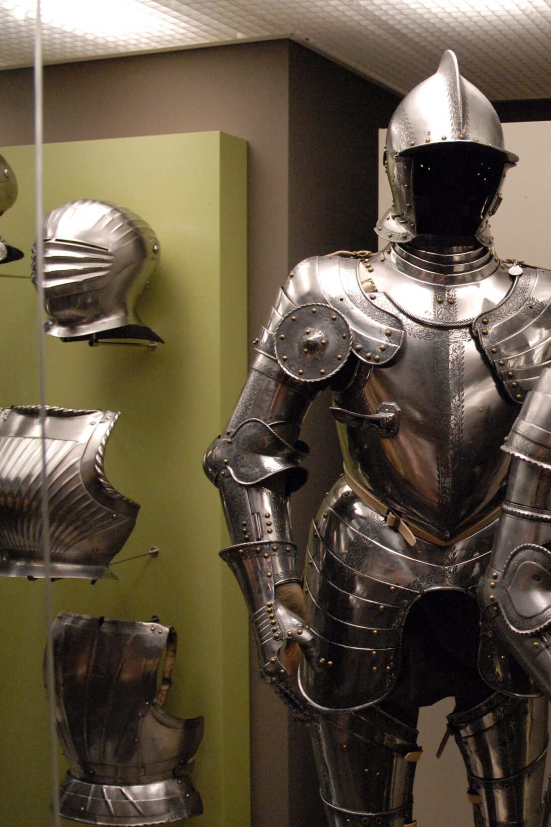 Arms and Armour Gallery. Courtesy of Royal Museum of the Armed Forces and Military History
