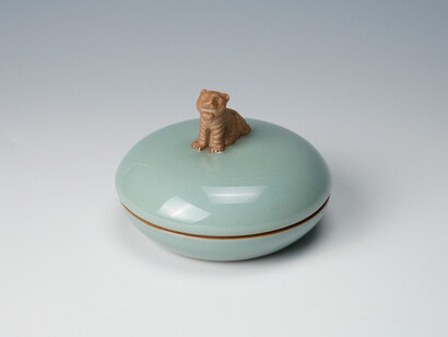 Suwa Sozan Ⅲ 三代 諏訪 蘇山, Incense container with tiger 青. Courtesy of Dai Ichi Arts 