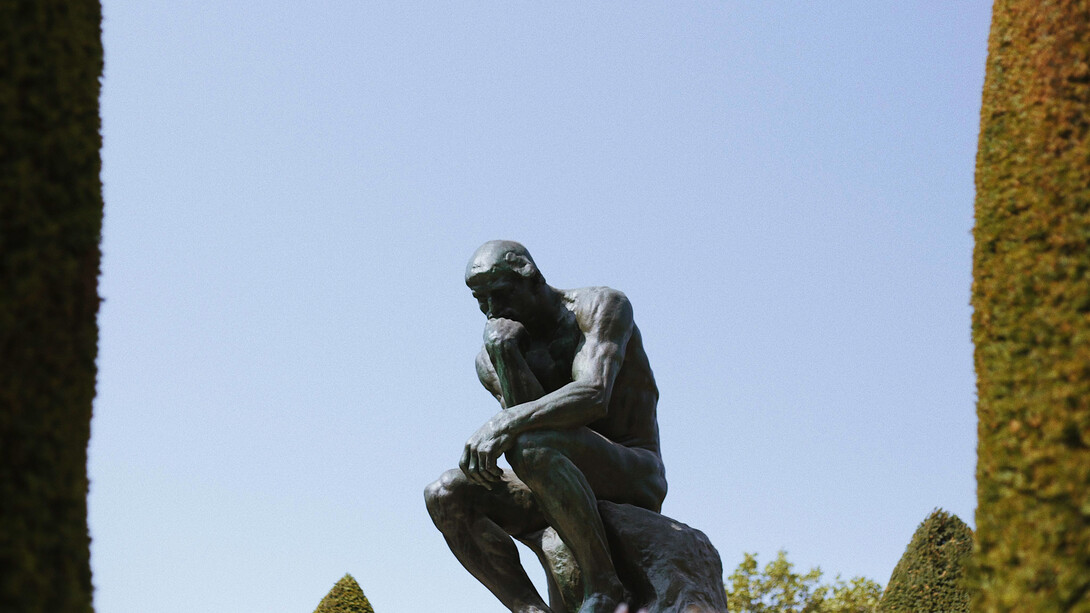 'El pensador' (1882) escultura de Auguste Rodin situada en la Rue de Varenne de Paris, Francia