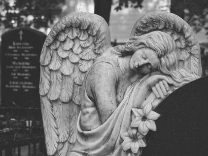 Statua in un cimitero a San Pietroburgo, in Russia