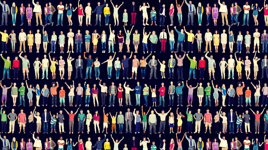 Fila di persone eterogenee: "...tutto è complessità e noi allo stesso tempo siamo complessità e siamo immersi nella complessità"