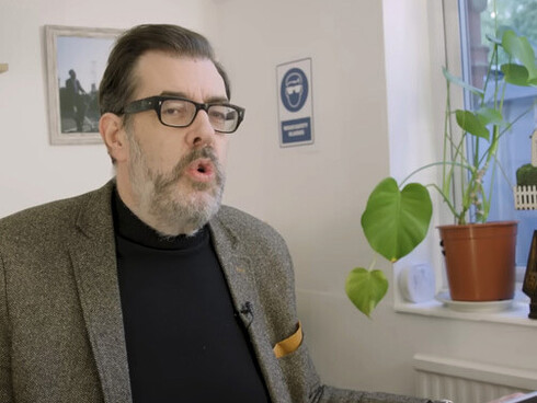 Richard Osman trabaja en ese intento inevitable que mueve a todo ser humano en su deseo de alcanzar nuevas cimas, probó con la escritura