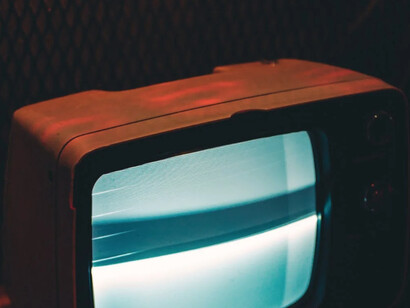 Televisore acceso in una stanza buia