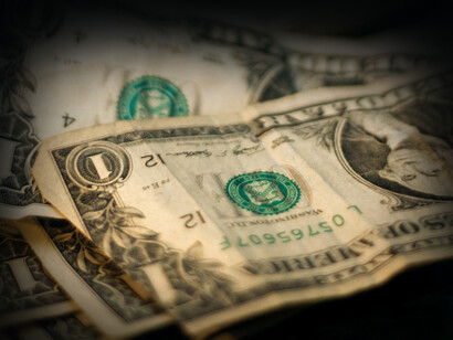 Pila de billetes de un dólar arrugados