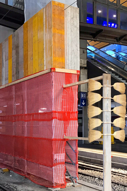 Basel, 2025: Besen? Sie dienen z. B. vor Tunneln oder Baustellen als Sicherheitsmaßnahme für Fahrgäste, die ihre Köpfe aus dem Fenster stecken.
© Foto: KOSMOS Architects