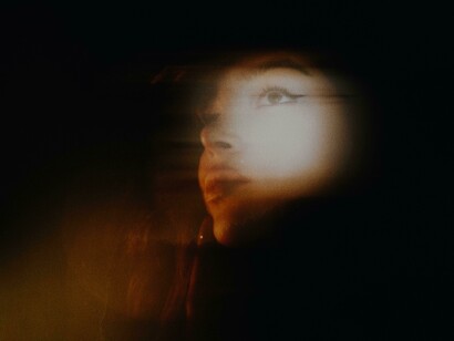 "Garota Sombria Caminha pela Noite" é uma fusão de horror e noir que redefine o papel feminino como predador numa cidade desolada