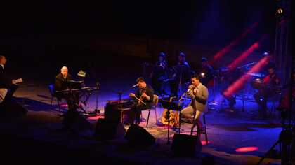 Matthaios and Konstantinos Tsahouridis along with Mimis Plessas, performing in an open theatre in northern Greece