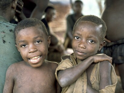Los bakas y otros pueblos cazadores-recolectores han vivido de forma sostenible en las selvas africanas durante generaciones. © Edmond Dounias/Survival