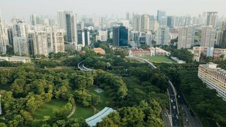 Lo skyline di una città che unisce la modernità dei grattacieli alla sostenibilità e vivibilità di un grande spazio verde