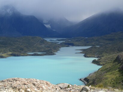 Los glaciares y ambientes periglaciales requieren una protección rigurosa debido a su extrema fragilidad. El rugido profundo, persistente y antiguo, resuena no solo la fuerza de la naturaleza, sino también una advertencia.    
Lago glaciar del lago Peho, Mirador del Cóndor, Parque Nacional Torres del Paine, Chile