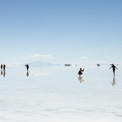 Questo luogo attira fotografi e viaggiatori da tutto il mondo, affascinati dall’incredibile gioco di luce e prospettiva che cambia con il sole e le stagioni. Salar de Uyuni, Bolivia
