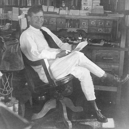 Jack London nel suo studio  
