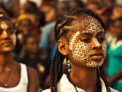 Une fille qui participe au rituel de Fanompoabe