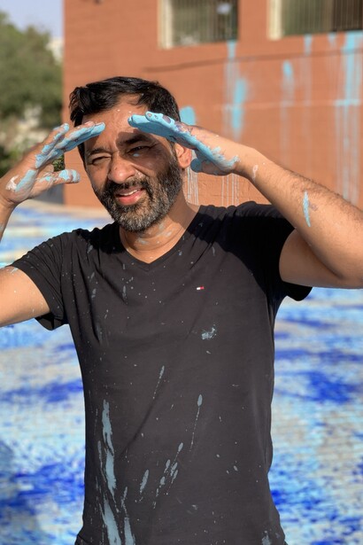 Imran Qureshi, Out of Blue, 2020. Installazione site specific  creata in collaborazione con la Zindagi Trust Foundation e Shehzad Roy per sostenere la Khatoo-i-Pakistan Government Girls School. Courtesy of the artist