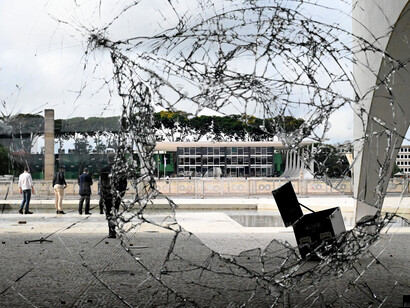 Edifício Sede da Presidência da República Palácio do Planalto sofre depredação nos atos golpistas do dia 08 de janeiro de 2023. Meu objetivo era mostrar a política através dos olhos de quem realmente a sustenta, em vez de focar apenas nos protagonistas visíveis ou na narrativa midiática. É um olhar íntimo e humano, que permite ao espectador perceber a complexidade e os desafios de um processo democrático