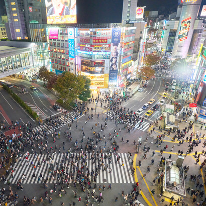 L’incrocio di Shibuya (Tokyo, Giappone). L’aspetto che forse stupisce di più, non è tanto il numero di persone che attraversano la strada, ma il fatto che sia un attraversamento tutto sommato ordinato