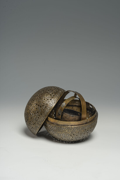 Manifattura orientale (Siria?), Inizio del sec. XV, Bruciaprofumi, Ottone inciso e ageminato in argento;
Ø cm 13,4
Venezia, Museo Correr. 