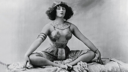Colette, écrivaine française. C’était une femme libre, une femme profondément moderne, une féministe avant l’heure, qui faisait ce qu’elle voulait, quand elle le voulait, avec qui elle voulait