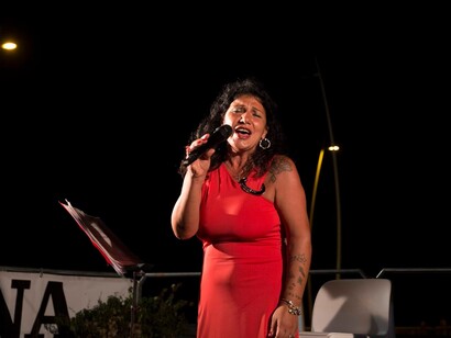 Anna Maria Giannone interpreta un brano al Festival 'Come il vento nel mare'