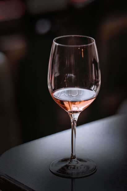 Bicchiere di vino, enoturismo. Per "enoturismo" si intendono tutte le attività di conoscenza del vino espletate nel luogo di produzione, le visite nei luoghi di coltura, di produzione o di esposizione degli strumenti utili alla coltivazione della vite, la degustazione e la commercializzazione delle produzioni vinicole aziendali, anche in abbinamento ad alimenti, le iniziative