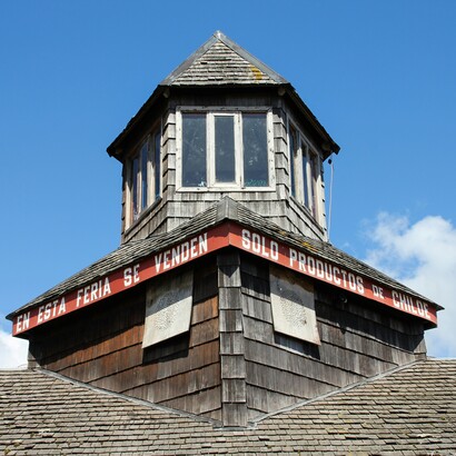 È un’architettura che non impone visioni astratte, ma traduce saperi locali in forme aperte e vive. A Chiloè l'architettura sacra è costruita con il legno, Chiloè, Cile