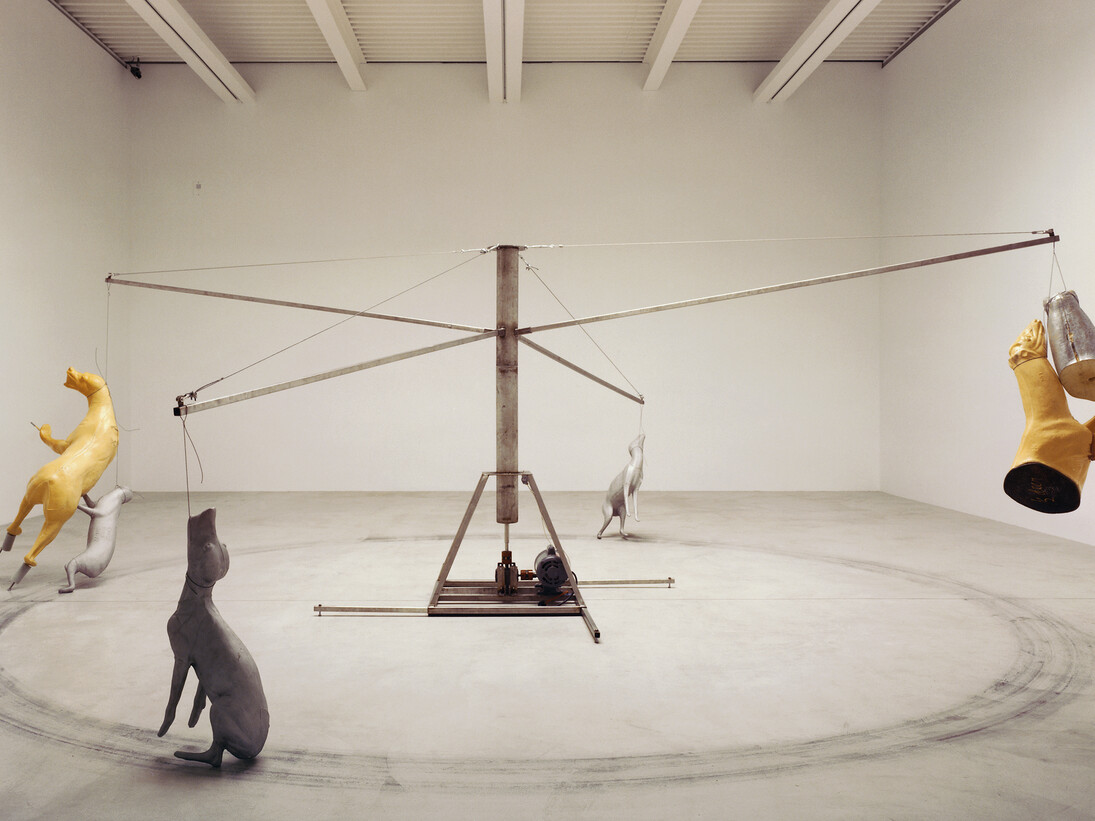 Carousel (Stainless steel version), 1988, Stainless steel, cast aluminum, polyrurethane foam, electric motor © Bruce Nauman / ADAGP, Paris 2015, Photo courtesy Glenstone