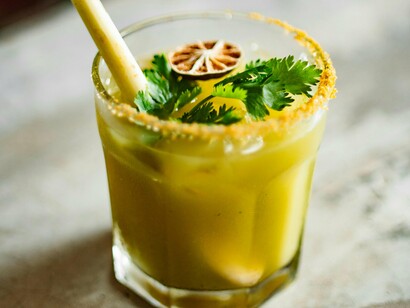 Bebida temperada com coentro. Plínio, o Velho, (23-79 d.C.), terá reivindicado as propriedades "refrescantes" do coentro, mas, nem sempre foi assim. Houve quem lhe atribuísse qualidades menos boas, mesmo tóxicas. Mais recentemente, em 2002, a famosa chefe americana Julia Child (1912-2004) declarou guerra ao coentro, afirmando que tem um "gosto a morto". Há inclusive uma comunidade online (IHateCilantro.com) que partilha do mesmo tipo de opinião. O debate arrasta-se há muito