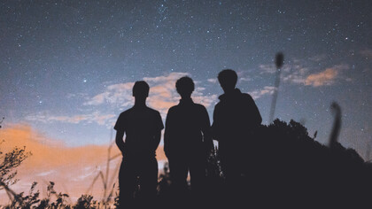 Silueta de tres chicos en el atardecer