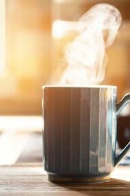 Tazza di caffè fumante. Risparmiare pochi centesimi mentre si sorseggia un buon caffè talvolta può costare molto caro