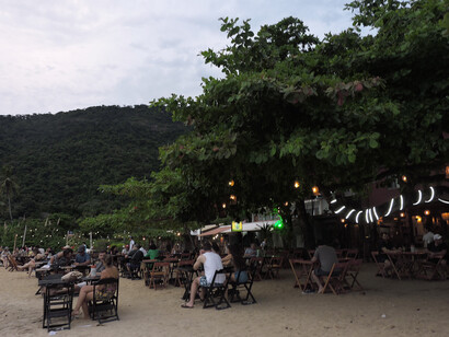 En distintos lugares se puede almorzar frente al mar y cenar en restaurantes que combinan ambiente informal con buena cocina