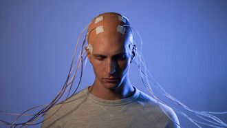 El transhumanismo es un movimiento que propone superar los límites naturales de la humanidad mediante el mejoramiento tecnológico