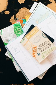Passaporte em cima de uma agenda