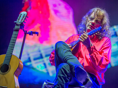 Aco ha cominciato a studiare musica con la chitarra, poi si è appassionato da autodidatta al mandolino 