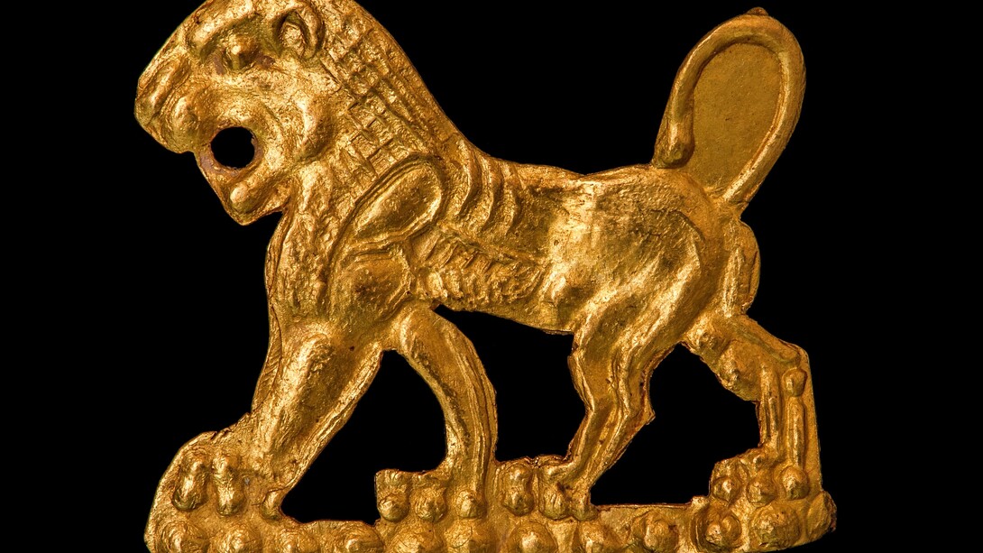 Lamina representando un león mirando hacia la izquierda. Final s. VI - inicio s. V a.C. Oro, 1,8 x 2 cm. Noroeste de Irán
