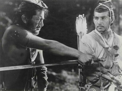 A tensão entre os personagens evidencia o conflito de perspectivas que estrutura Rashomon. No universo de Kurosawa, compreender os fatos não significa necessariamente alcançar uma verdade absoluta