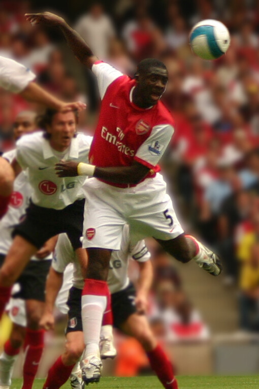 Carlos Bocanegra de Fulham (en haut, en blanc) se lève alors que Kolo Touré reçoit le ballon, 12 août 2007. Photo de Ronnie Macdonald