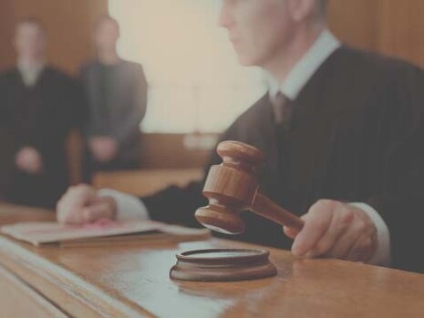 La formula adottata dai costituenti, pienamente rispettosa dell’autonomia e dall’indipendenza “da ogni altro potere”, implicitamente riconosce all’ordine giudiziario la qualifica di “potere”.