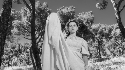 En la reciente puesta en escena de su obra "Matrimonio Blanco", el teatro se erige como un espacio de denuncia y reflexión sobre las estructuras opresivas que siguen marcando la vida de las mujeres en la sociedad contemporánea