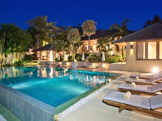 Une luxueuse villa avec piscine à débordement située à Koh Samui, en Thaïlande
