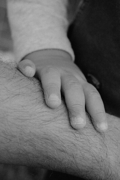 El aprendizaje a través del tacto es profundo y se graba en la memoria, como cuando un niño recuerda haber tocado una olla caliente o la chapa de un auto en un día soleado