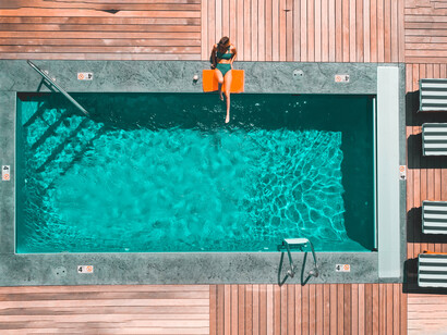 In estate nelle vite di molte persone si propagano rintocchi di riposo 