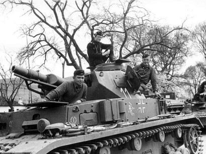Seconda guerra mondiale. Carri armati tedeschi in marcia nei Balcani