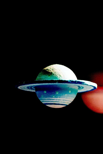 Miniatura de un planeta con anillos similar a Saturno